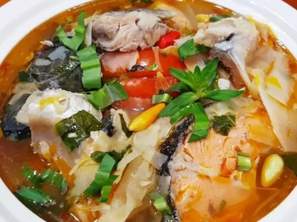 Cách nấu lẩu cá hồi chua cay ngon ngọt, tẩm bổ cho cả nhà