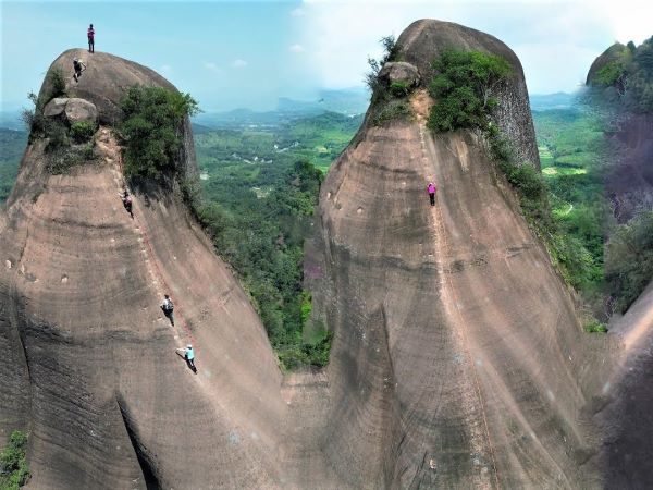 Trải nghiệm thót tim trên sườn núi 'lưỡi dao' cách mặt đất hàng trăm mét
