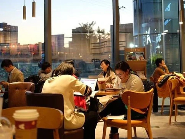 Bên trong những quán cà phê dành cho người thất nghiệp giả vờ đi làm vì không dám kể với gia đình