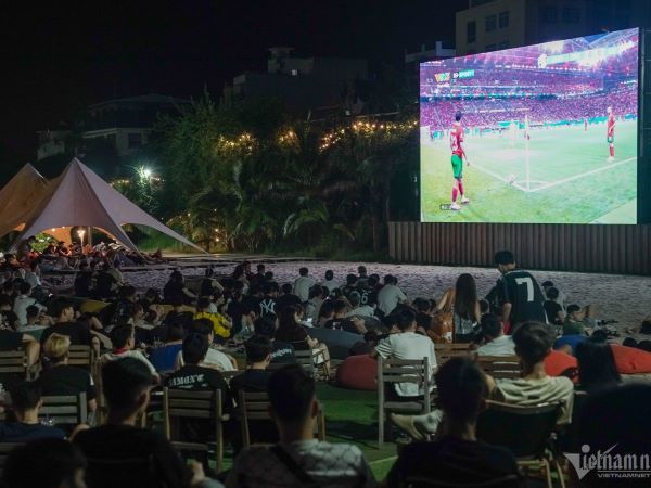 Đông nghịt người tụ tập xuyên đêm ở quán nhậu, cà phê xem Euro 2024