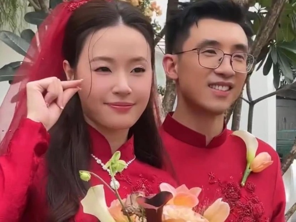 Midu và chồng diện áo dài in một loài hoa đặc biệt trong lễ vu quy, xịn xò cỡ nào mà mất 3 tháng để thực hiện?