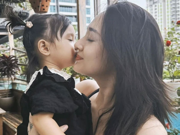Bảo Anh được ái nữ Misumi hôn má đầy tình cảm, hạnh phúc nói về tài sản lớn nhất
