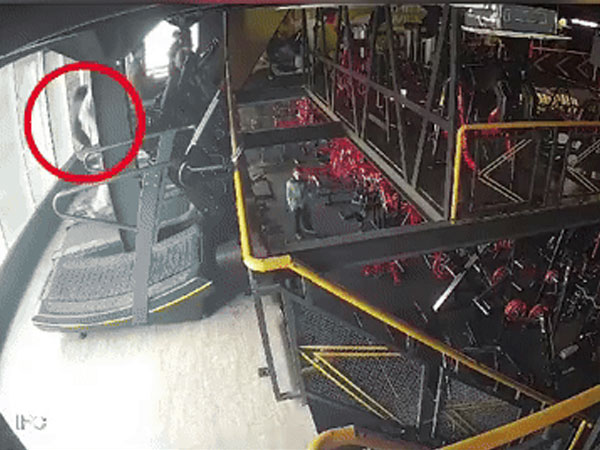 Cô gái 22 tuổi rơi từ tầng 3 xuống khi đang chạy bộ cùng bạn trai ở phòng gym, camera hé lộ toàn bộ diễn biến kinh hoàng
