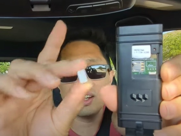 Người mua Toyota phát hiện thiết bị theo dõi GPS do đại lý cài lén trong xe