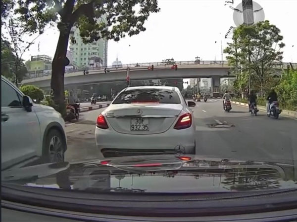 Xe sang Mercedes-Benz thản nhiên dừng giữa đường tránh nắng trên phố Hà Nội