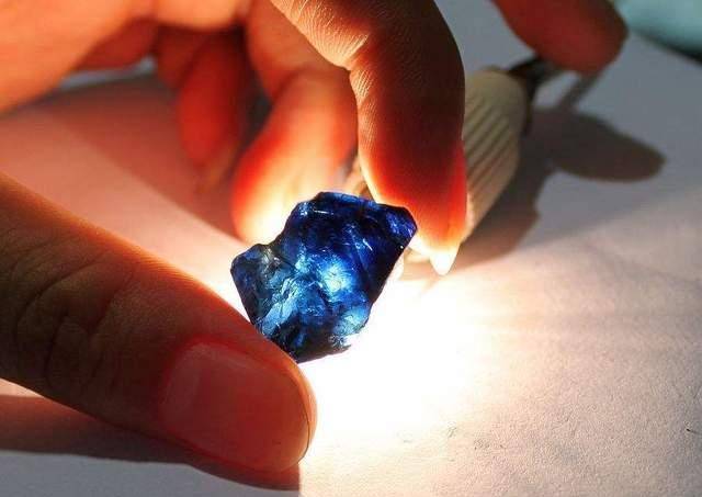 Nhặt được viên đá xanh, bác nông dân không hề biết đã ném loại ngọc đẹp bậc nhất Trung Quốc vào... xó nhà