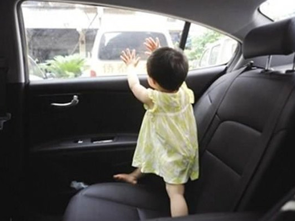 Bỏ con trong xe với cái nóng 50 độ gần 1h đồng hồ để mua sắm, cặp đôi bị cảnh sát bắt giữ