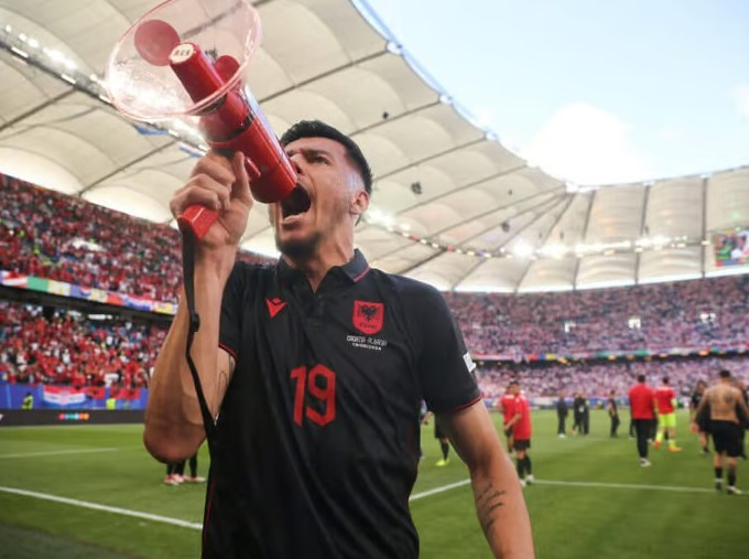Cầu thủ bị treo giò 2 trận ở EURO 2024 vì kích động thù hằn