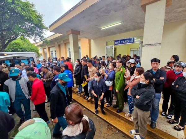 Người dân Đà Lạt đội mưa tiễn đưa 3 cháu bé tử vong trong vụ cháy nhà