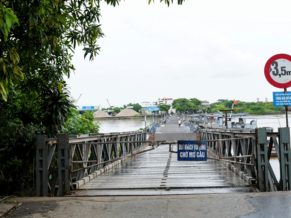 Gãy dầm cầu phao ở Nam Định, hàng trăm phương tiện phải tìm lối đi khác