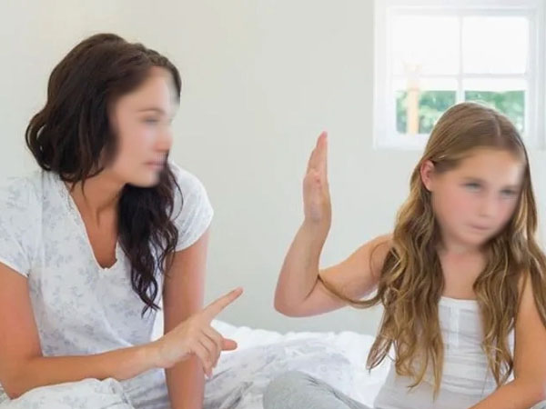Tịch thu điện thoại của các con, con gái nhìn tôi chằm chằm rồi thách thức một việc khiến tôi bật khóc còn chồng thì đập nát máy