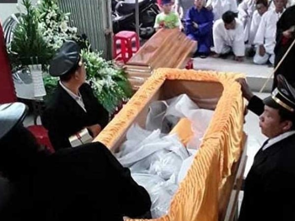 Đâm chồng tử vong, vợ làm thủ tục nhập quan 'thần tốc' hòng che giấu