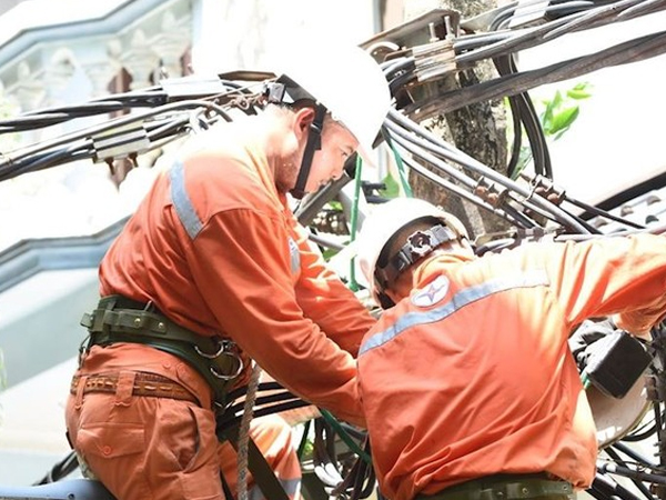 Thủ tướng yêu cầu đề xuất cụ thể lộ trình điều chỉnh giá điện, học phí, giá dịch vụ khám chữa bệnh