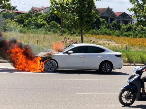 Chủ xe Mazda3 yêu cầu đại lý phải đền bù khi để cháy xe sau sửa chữa