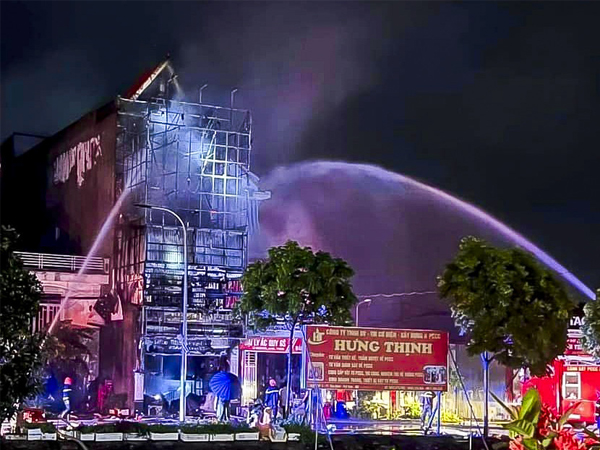 Cháy nhà 4 tầng làm cửa hàng ở Nam Định, 4 người kịp thoát thân
