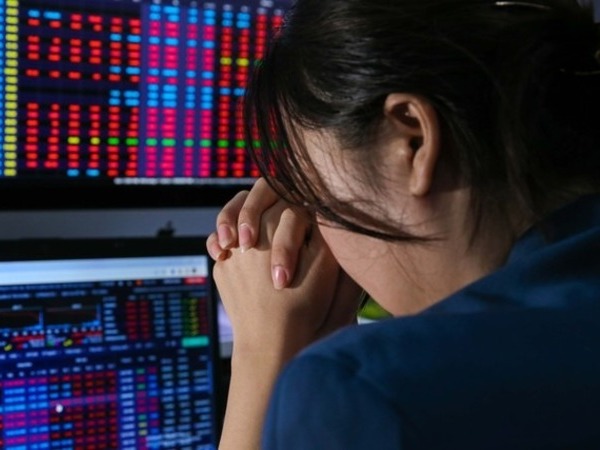 VN-Index 'bốc hơi' gần 28 điểm, bán tháo tiếp hay bắt đáy cổ phiếu?