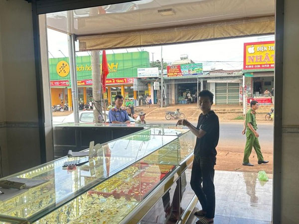 Bắt giữ thiếu niên 17 tuổi cướp giật tại tiệm vàng