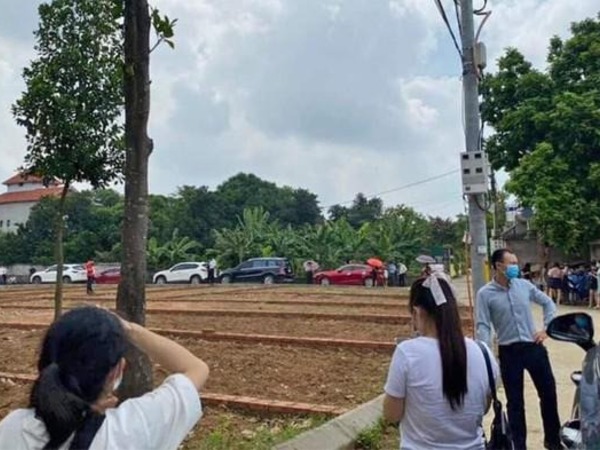 Thị trường đất nền nóng trở lại, cẩn trọng với chiêu trò làm giá của 'cò'