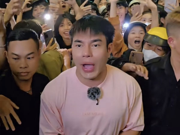 Dàn 2 ngày 1 đêm bị tấn công vì khán giả quá khích, đạo diễn lên tiếng: 'Bà con đừng theo đoàn nữa...'