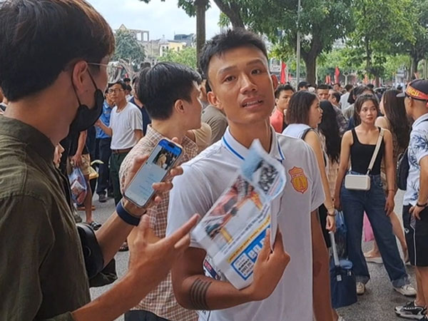 Cầu thủ Việt Nam mắc kẹt bên ngoài, không thể vào sân trong ngày đội nhà vô địch V.League