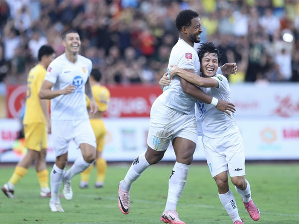 HAGL thua đậm để run rẩy đợi play-off, Thép Xanh Nam Định chính thức đăng quang trên sân nhà Thiên Trường