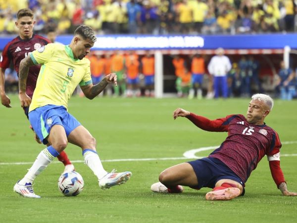 VAR can thiệp, Brazil gây thất vọng trận ra quân Copa America