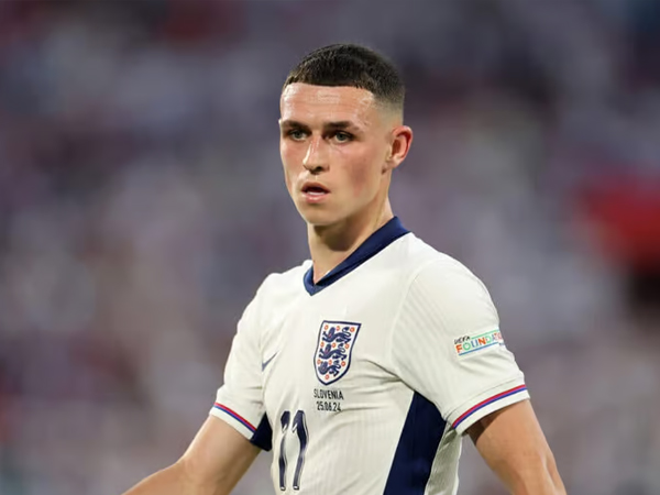 Phil Foden bất ngờ rời 'Tam Sư' trở về Anh lo chuyện gia đình