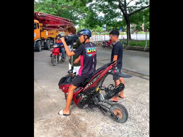 'Hết hồn' với chiếc xe máy đươc thanh niên độ chế khi mang ra đường đổ xăng
