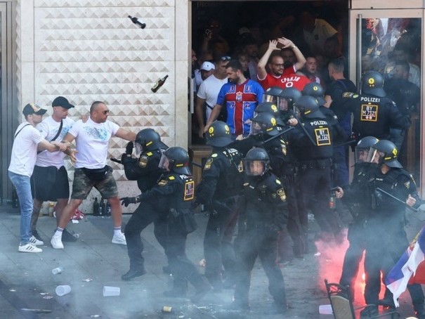 Hình ảnh sốc tại EURO 2024: Fan quá khích tấn công cảnh sát khiến nhiều người bị thương, 7 CĐV đã bị bắt