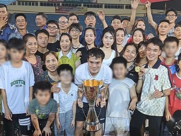 Văn Toàn kéo cả dòng họ tới chúc mừng chức vô địch đầu tiên trong sự nghiệp
