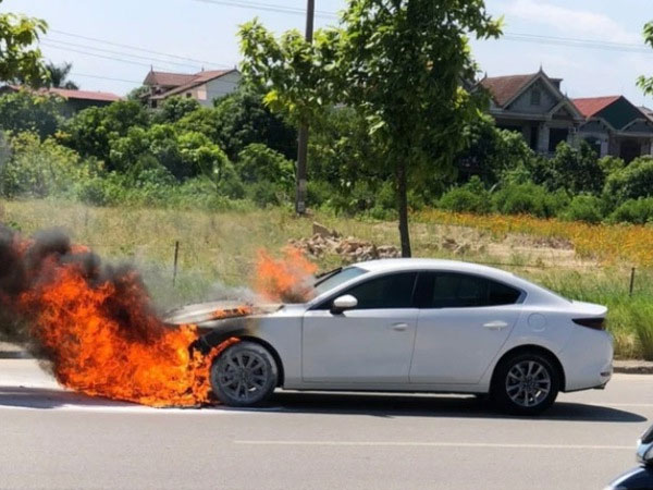 Từ vụ cháy xe Mazda3: Sửa xe ngập nước, sai một ly đi một dặm