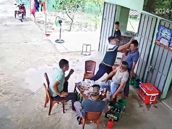 VIDEO: Cán bộ xã cầm cốc bia đánh vào đầu người khác tại quán nhậu