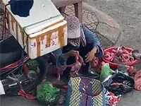 Lộ hình ảnh người bán cua đang chuẩn bị hàng ở Đồ Sơn, cư dân mạng xôn xao: 'Đúng là mua dây được tặng cua'