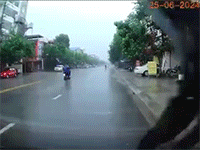 Camera hành trình ghi lại cảnh trạm biến thế nổ trong mưa lớn, tuy nhiên dân mạng chỉ chú ý một chi tiết của người tài xế