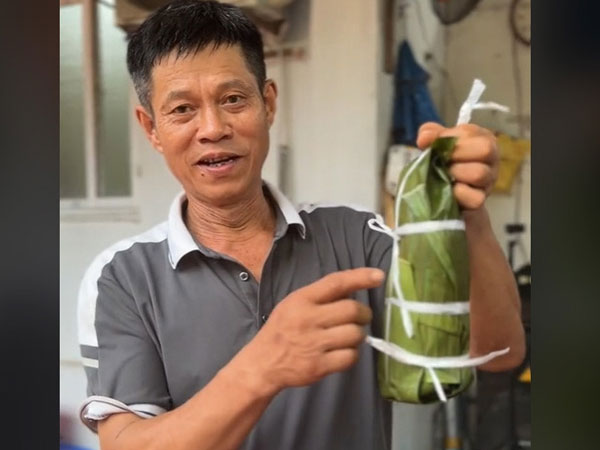 Ông bí thư xóm làm video 'triệu view' trên TikTok, nhiều người xem bật khóc