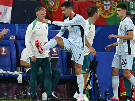 Cristiano Ronaldo vùng vằng tức tối do vẫn chưa ghi được bàn thắng ở EURO
