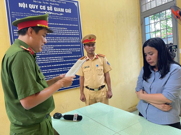 Bắt nữ tài xế tông hàng loạt người dừng đèn đỏ, khiến 2 mẹ con tử vong