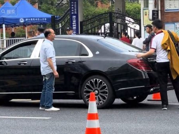 Bức ảnh toát ra mùi tiền: Cậu ấm được đưa đón bằng Maybach hơn 6 tỷ đến điểm thi đại học, soi gia thế xong 'xỉu ngang'