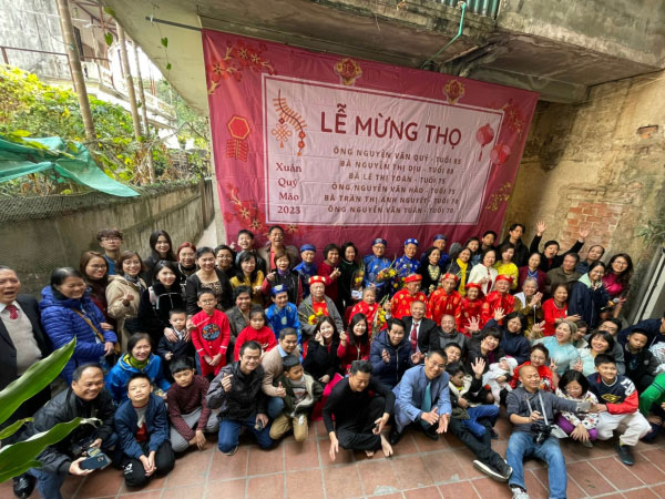 Đại gia đình ở Hà Nội có hơn 300 người, mỗi lần đi chơi tưởng cả công ty