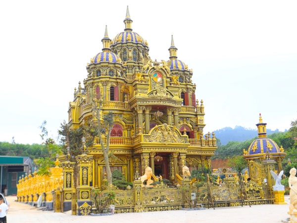 Đại gia kinh doanh phế liệu ở Nghệ An bật mí nguyên do xây lâu đài dát vàng, cô con gái nêu tiêu chí kén rể phải đủ 3 'tế'