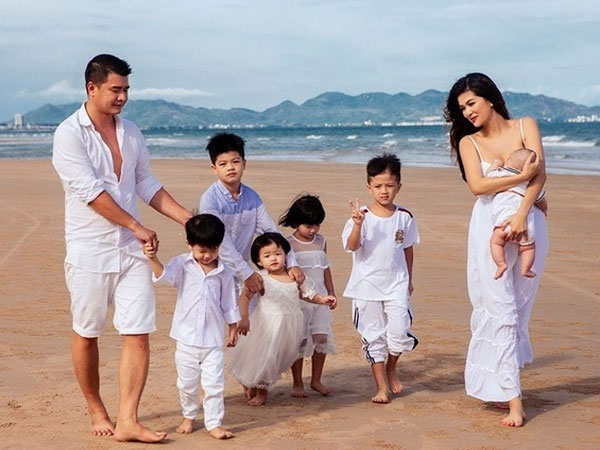 Cuộc sống của nàng hậu nhiều con nhất Vbiz: Sắc vóc đáng kinh ngạc sau 6 lần sinh con, từng cùng gia đình quyết 'bỏ phố về vườn'