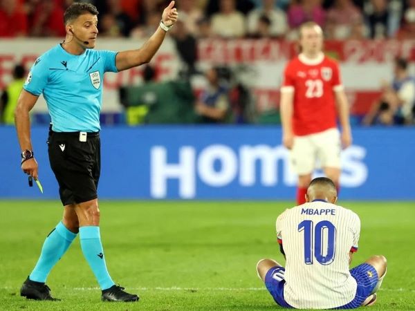 Trọng tài rút thẻ vàng với Mbappe bị đuổi khỏi EURO 2024