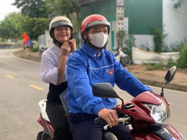 Những nghĩa cử đẹp làm ấm lòng sĩ tử trong buổi thi tổ hợp