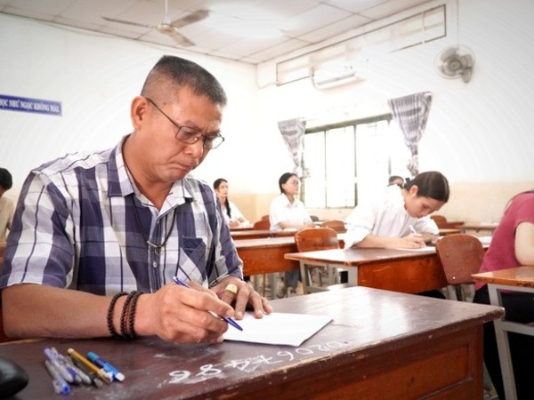 Chuyện về thí sinh U50 đặc biệt của kỳ thi tốt nghiệp THPT 2024: Là bố đơn thân ngày nào cũng dậy từ 3h sáng để học, quyết đỗ ĐH vì 2 hậu phương