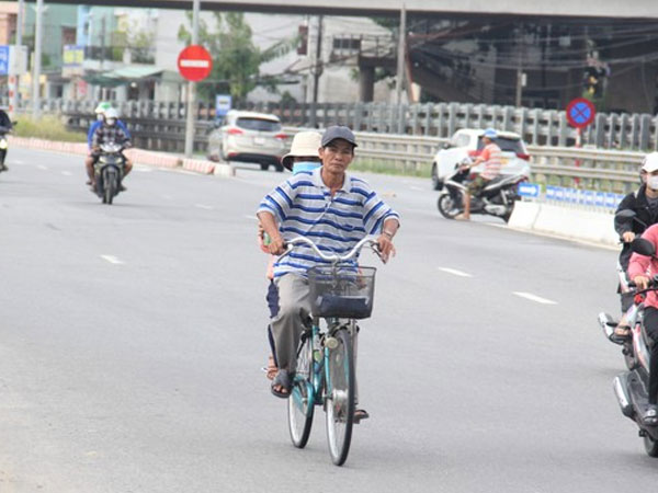 Cha nghèo đạp xe 'cà tàng' chở con đi thi giữa phố Đà Nẵng