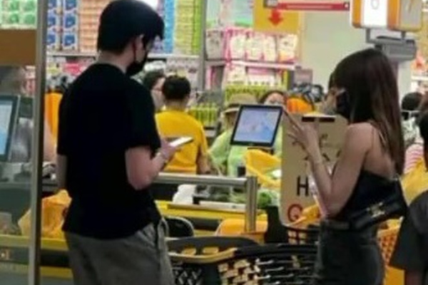 Cách đáp trả từ bạn trai kém tuổi của Thiều Bảo Trâm khi đi đâu cũng bị quay lại cảnh tình tứ