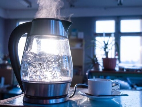 Dùng ấm siêu tốc kiểu này rất nguy hiểm: Lỗi đầu tiên nhiều gia đình vẫn đang làm