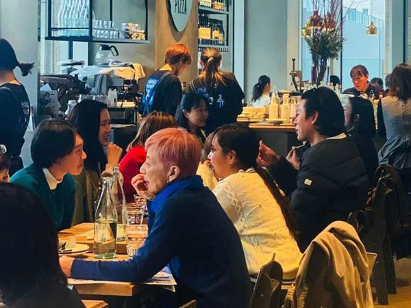 Son Ye Jin - Hyun Bin hẹn hò sang chảnh tựa cảnh phim ở quán cafe, khiến khách du lịch thốt lên 1 câu