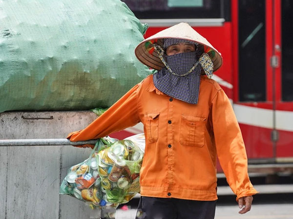 Người lao động vật vã mưu sinh dưới cái nắng như rang, mặt đường hơn 50 độ C ở Hà Nội