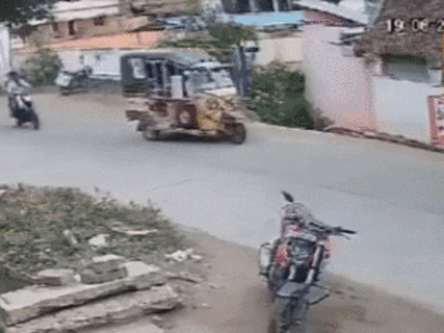 Clip: Xe máy tông trực diện vào đầu ô tô, 2 người văng lên không trung